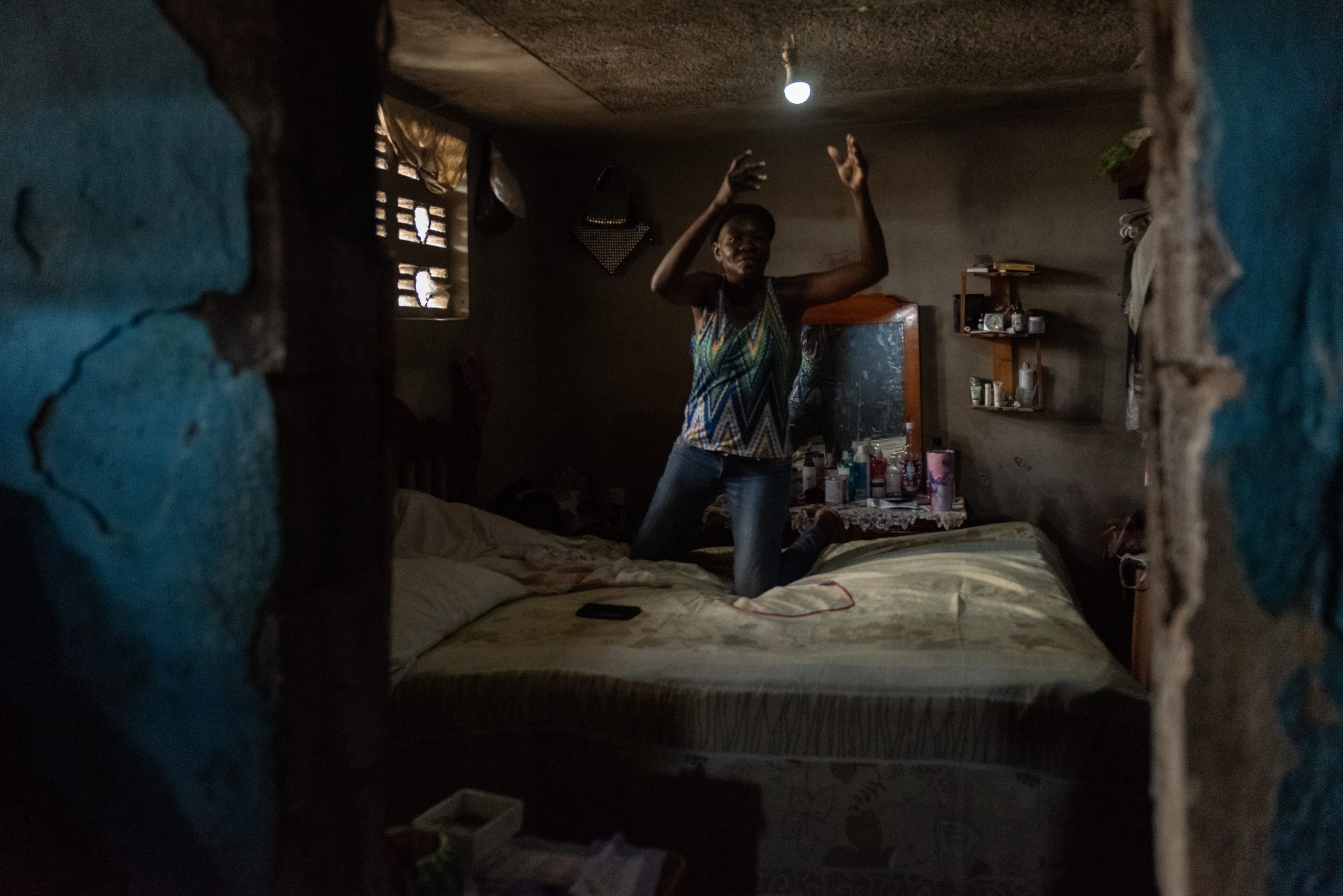 Mireille, assistant nurse who works in the MSF mobile clinic twice a week, lives on top of a hill with a view of the sea, along the front line. Gunshots resonate all day long and are fired in the direction of her house. The walls of the houses all around