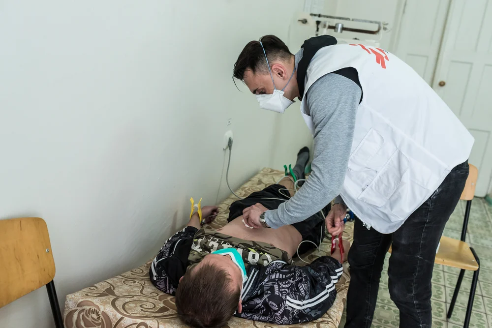 MSF nurse checks a DR-TB patient’s heart rate in the Regional TB Dispensary, Zhytomyr, Ukraine. March, 2021.
