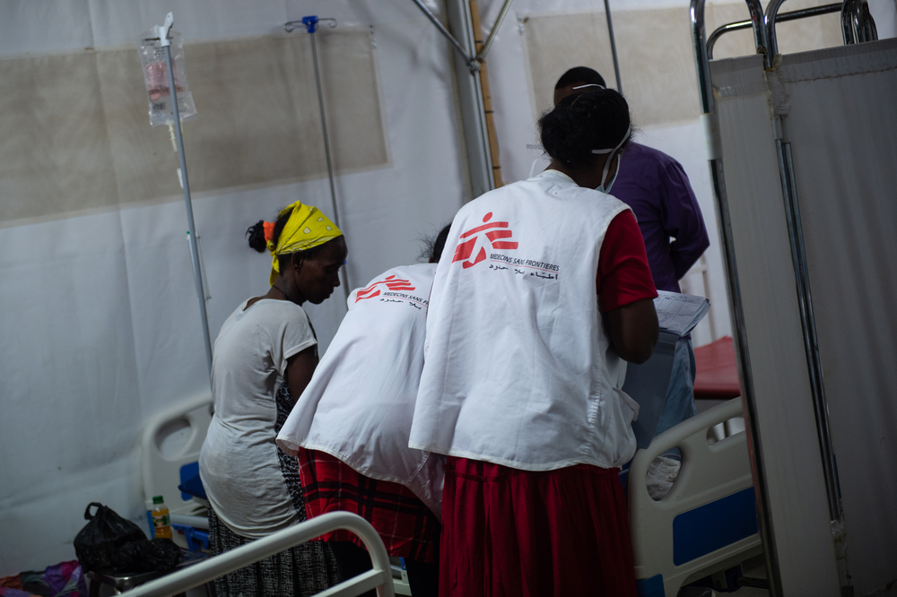 MSF doctors provide intensive care to patient