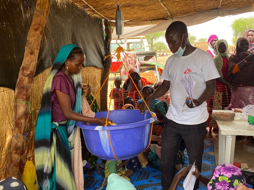 MSF nurse triaging children at the Andréssa site in Sila province for Refugees from Sudan and host communities in eastern Chad an the MSF mobile Clininc.