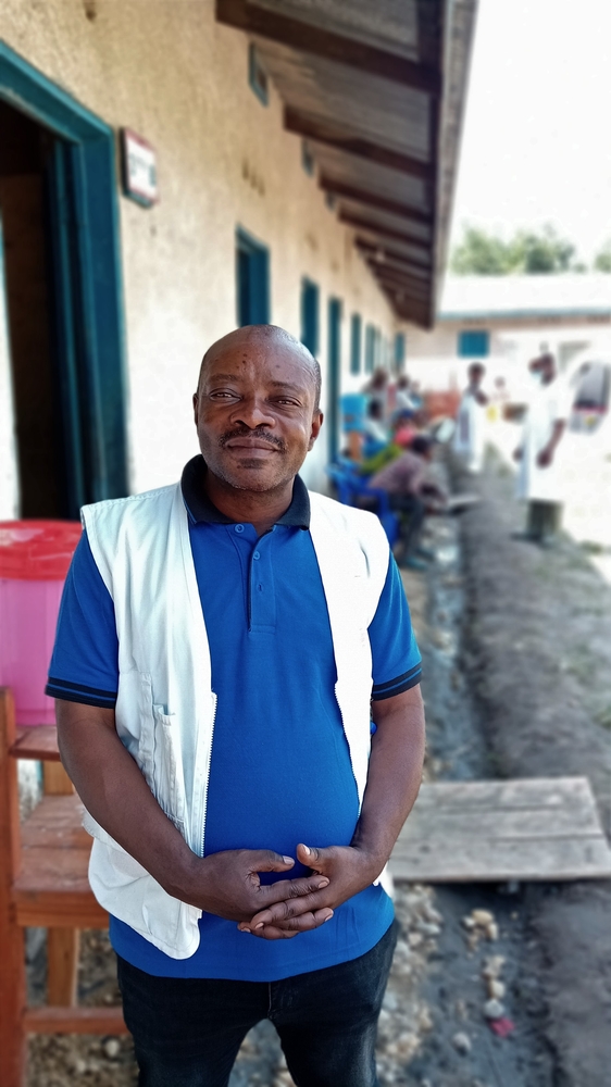 Portrait of Denis Mudake, MSF nurse supervisor.