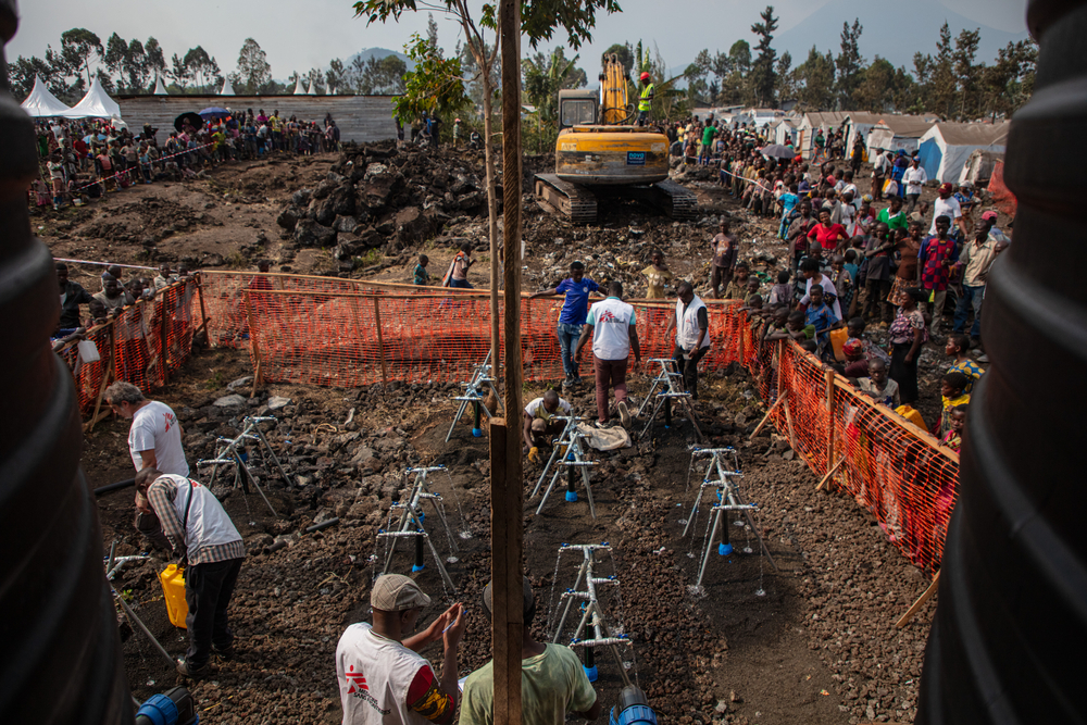 MSF watsan teams verify the water from the freshly installed water platform in the camp of Rusayo.